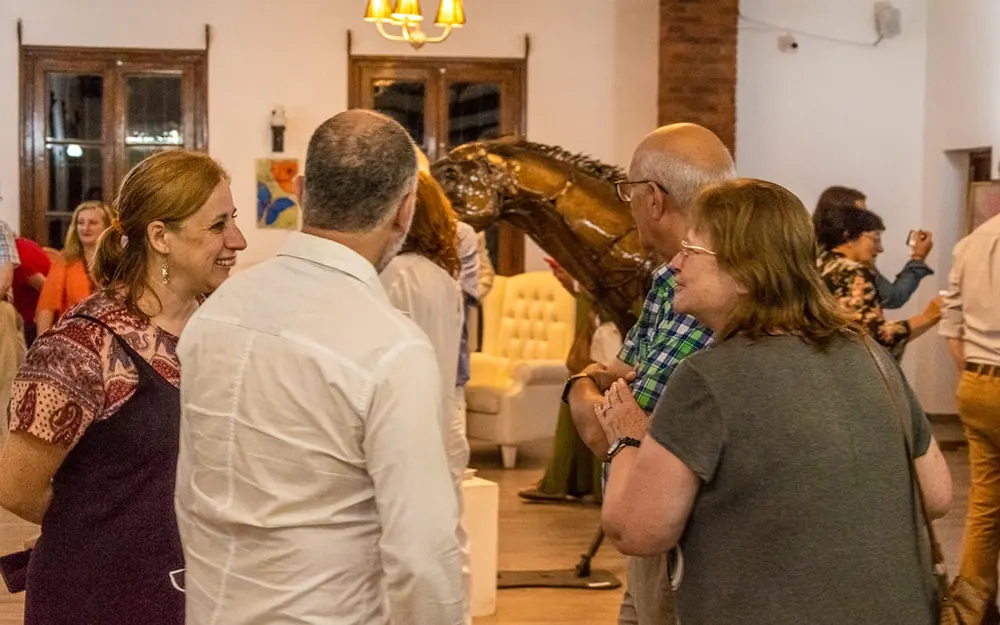 Más de 100 artistas locales participan de una muestra colectiva en El Cazador