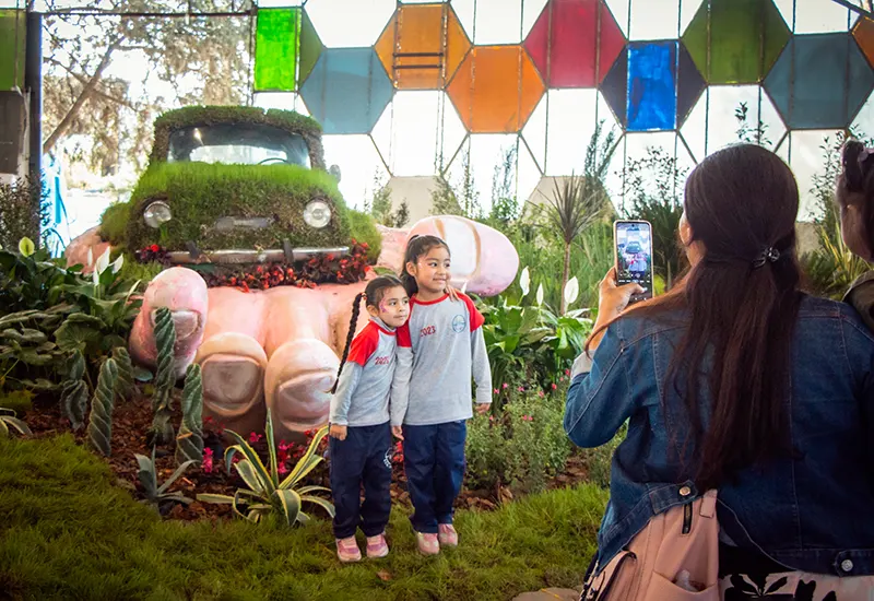 chicos posando para la foto frente a una ornamentación