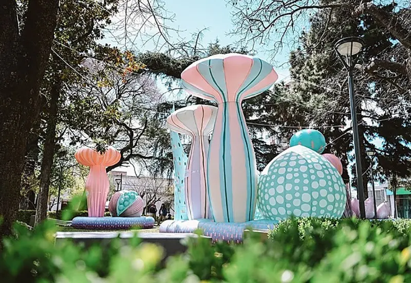 Bosque de inflables en la plaza