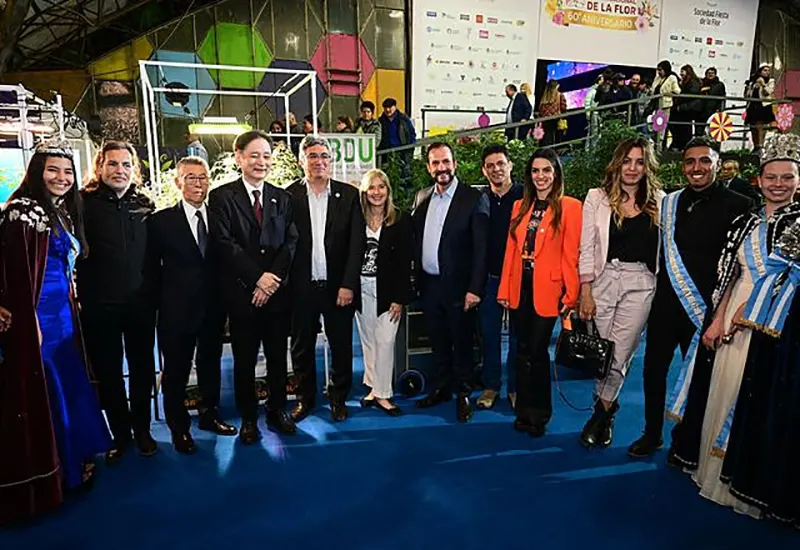 autoridades posan frente a las plantas de cannabis el día de la inauguración