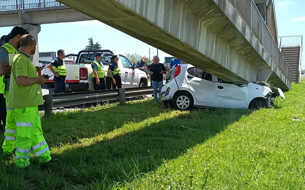 Conductora perdió el control del auto y se incrustó contra un puente peatonal