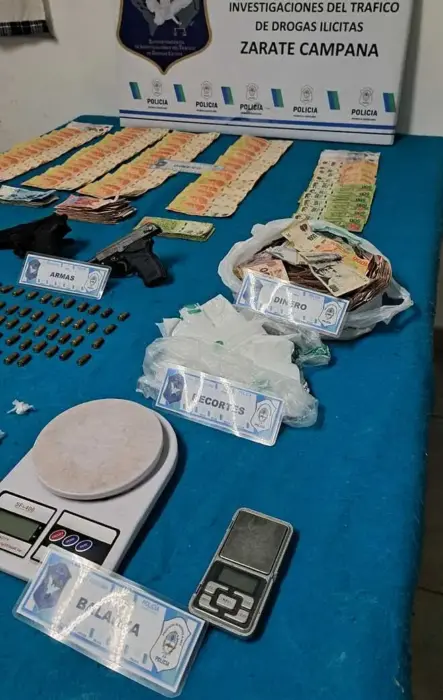 cocaína, dinero y armas decomisadas