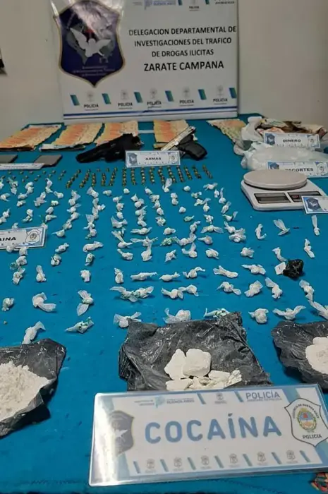 cocaína, dinero y armas decomisadas