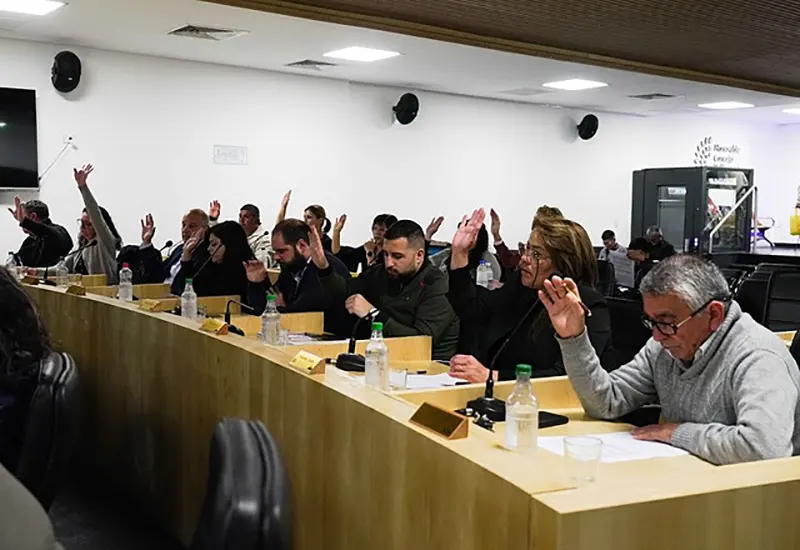 concejales de la oposición votando en el Concejo Deliberante