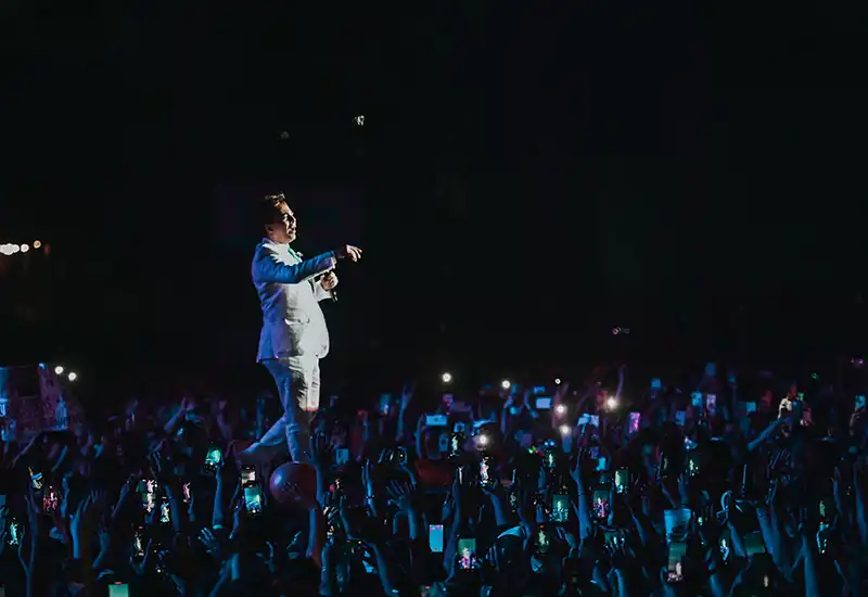 Cristian Castro cantando sobre la pasarela