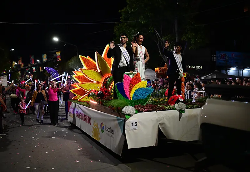 desfile de carrozas sobre la avenida Tapia de Cruz