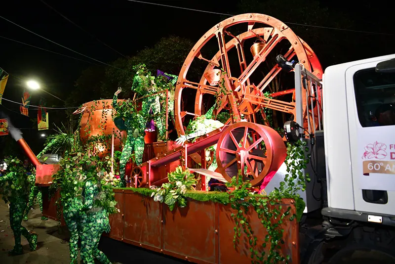 desfile de carrozas sobre la avenida Tapia de Cruz