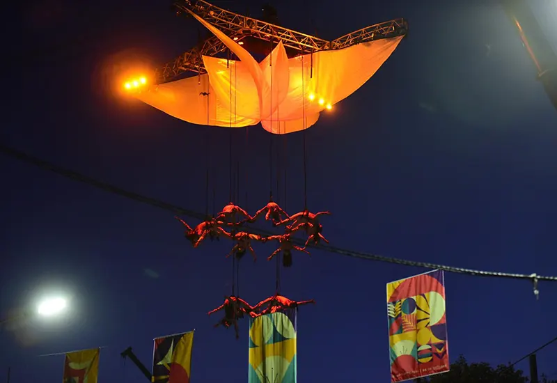 performance artística aérea en la apertura del evento