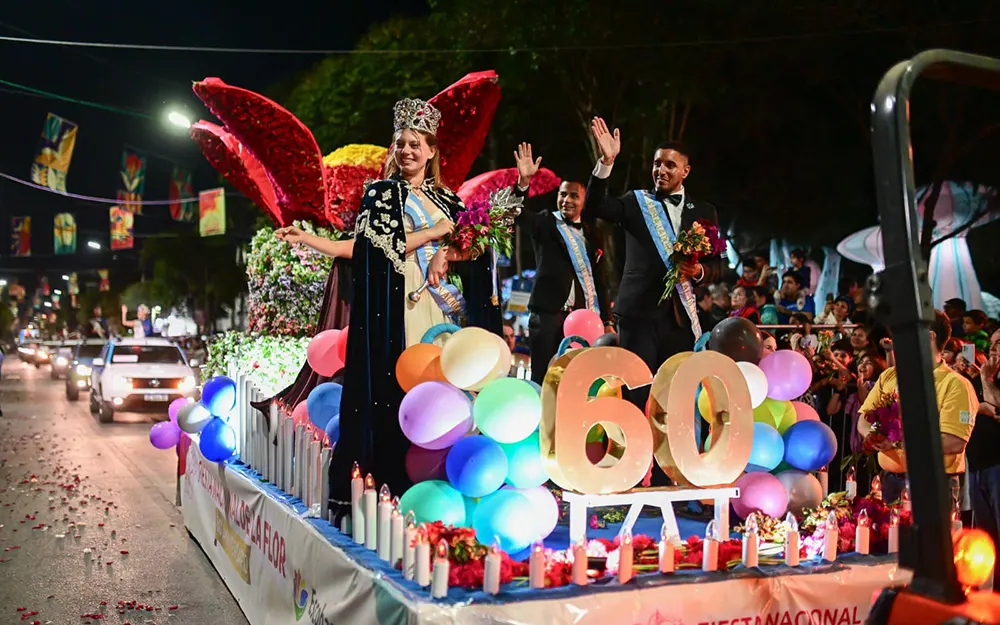 Una multitud disfrutó el desfile de carrozas de la 60º Fiesta de la Flor
