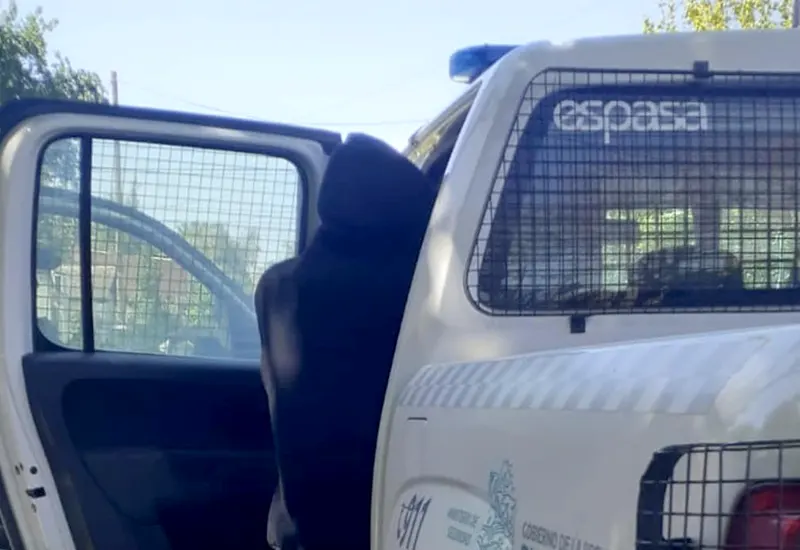 el agresor es subido a un patrullero y llevado a la comisaría de Garín