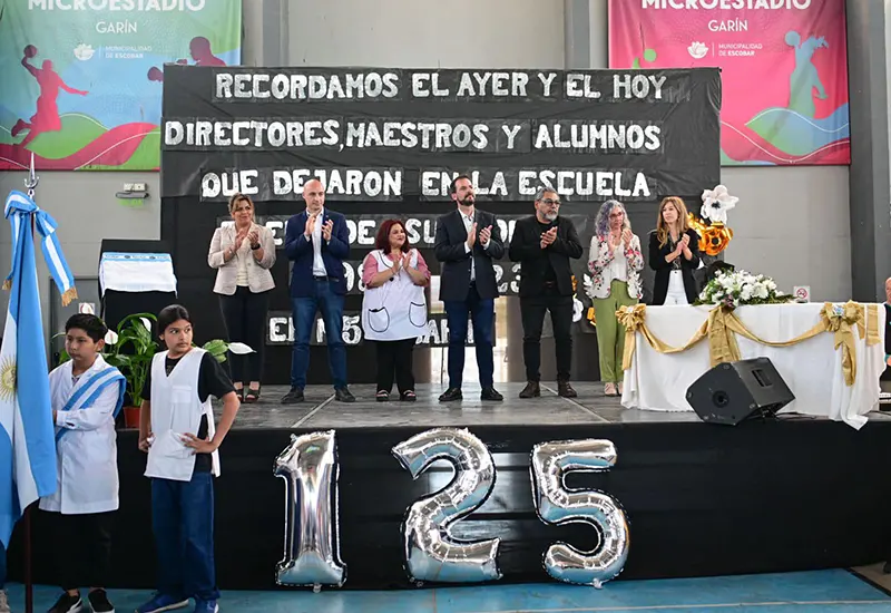 autoridades sobre el escenario durante el acto por el aniversario de la escuela