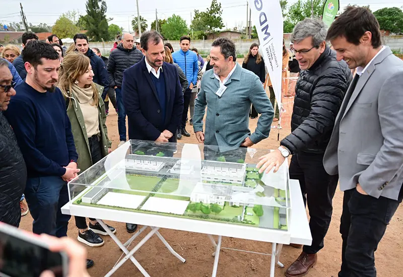 Funcionarios municipales, empresarios y representantes de la Fundación María Guadalupe observan la maqueta del proyecto de la futura escuela