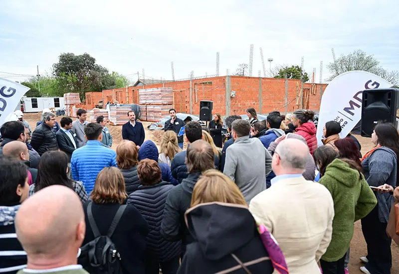 autoridades uy público durante el acto de colocación de la piedra fundamental de la escuela