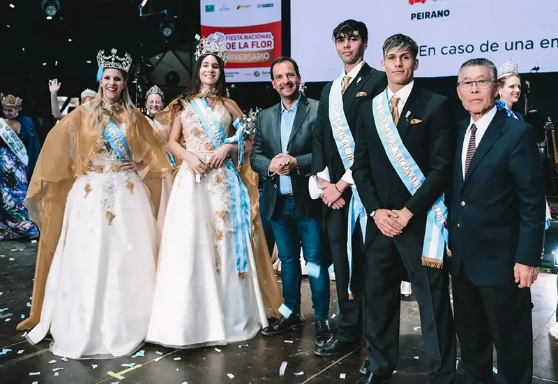 embajadoras y embajadores junto al intendente y al presidente de la Fiesta de la Flor