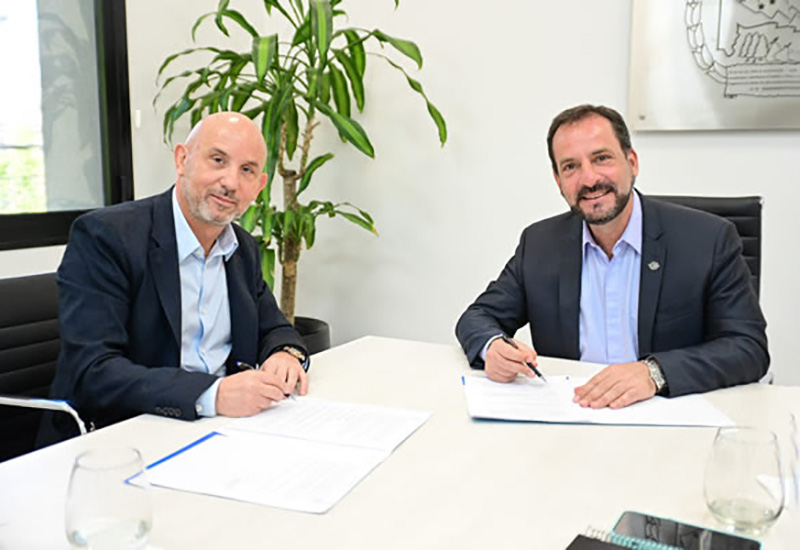 El presidente de Supermayorista Vital, Eduardo Pochinki, y el intendente Ariel Sujarchuk.