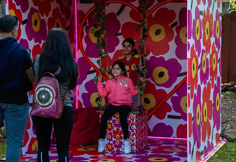 gente sacándose fotos en la Fiesta de la Flor