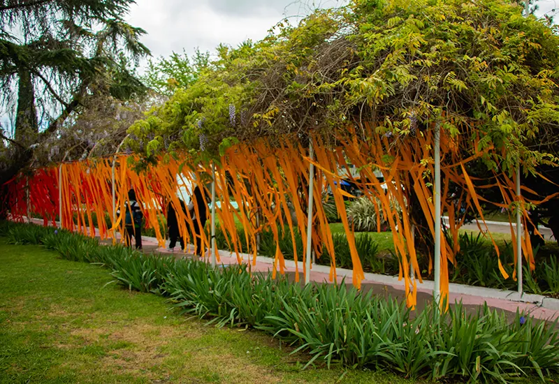 gente paseando por la Glorieta de las glicinas.
