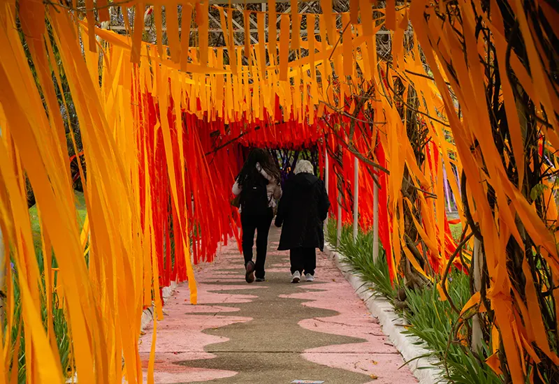 gente paseando por la Glorieta de las glicinas.