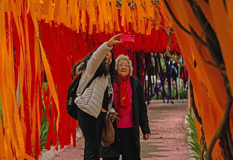 gente sacándose fotos en la Glorieta de las glicinas.