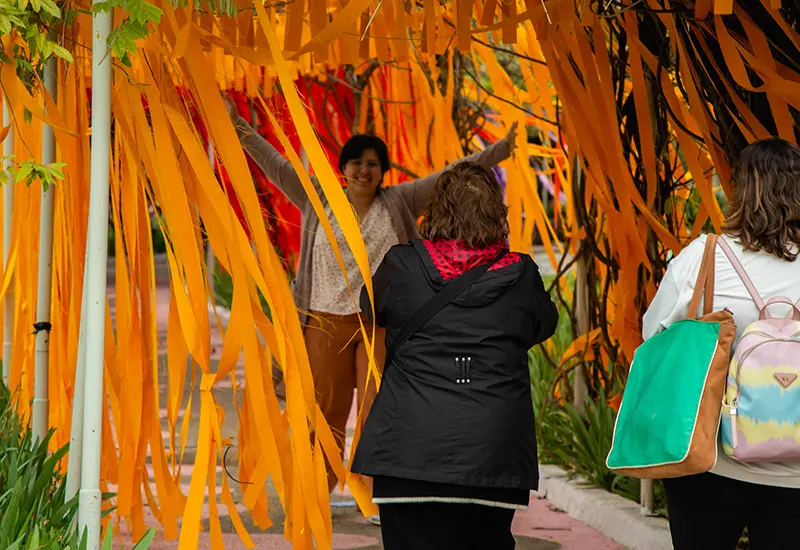 gente sacándose fotos en la Glorieta de las glicinas.
