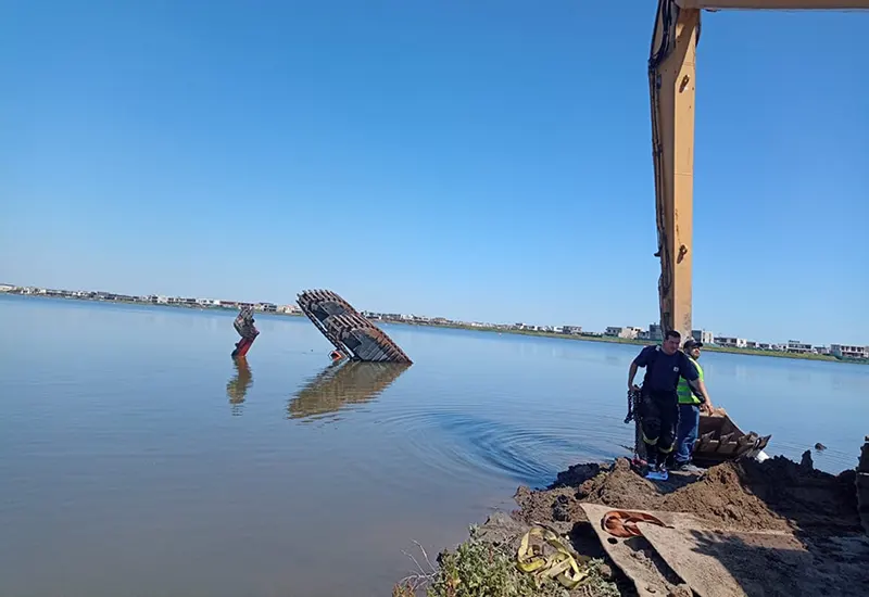 operarios en el lago de Puertos Escobar