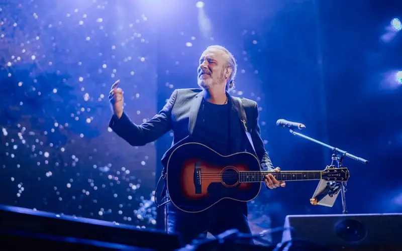 Manuel Wirzt con su guitarra en pleno show