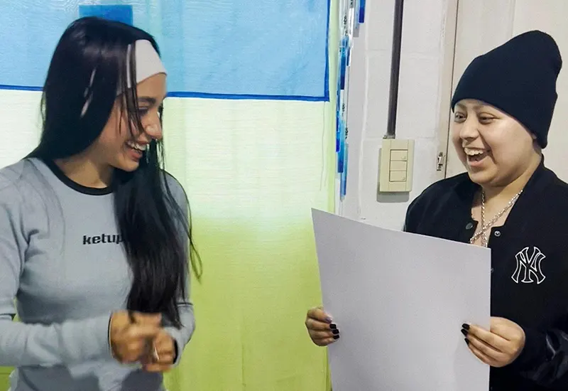 María Becerra le entrega un regalo a Sofía, que sonríe feliz