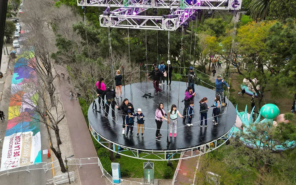 Furor por el mirador aéreo que está en la plaza central de Escobar