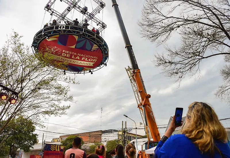 el mirador aéreo elevándose desde la plaza