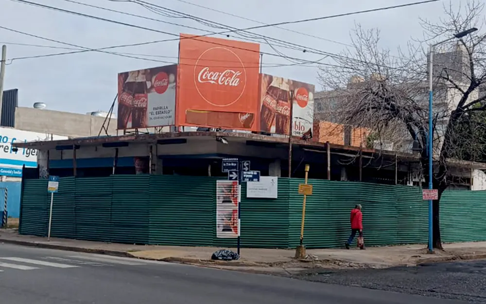  ¿Qué se está construyendo en la esquina de 25 de Mayo y Bernardo de Irigoyen?