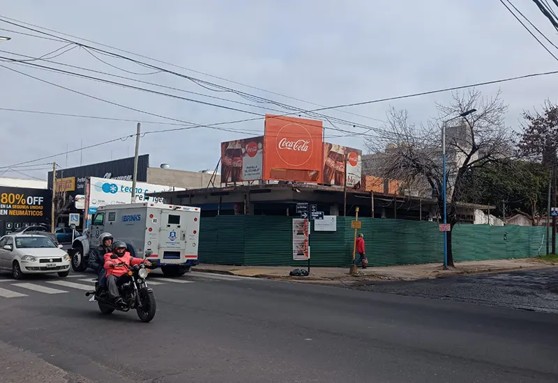 cartel de obra en la esquina de 25 de Mayo e Irigoyen