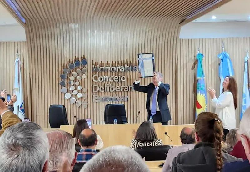 Rubén González muestra orgulloso la distinción recibida