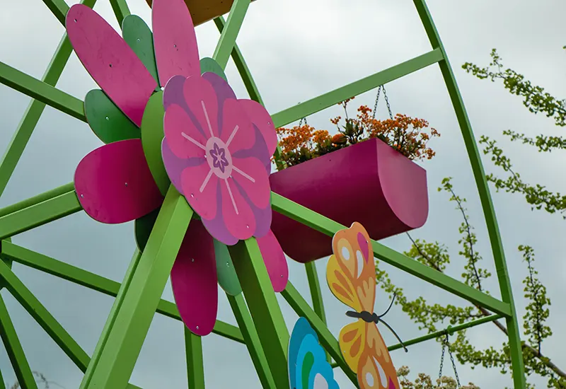 la rueda de los maceteros colgantes girando