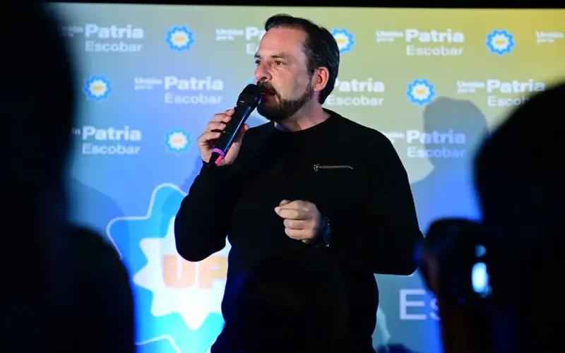 Sujarchuk dando un discurso