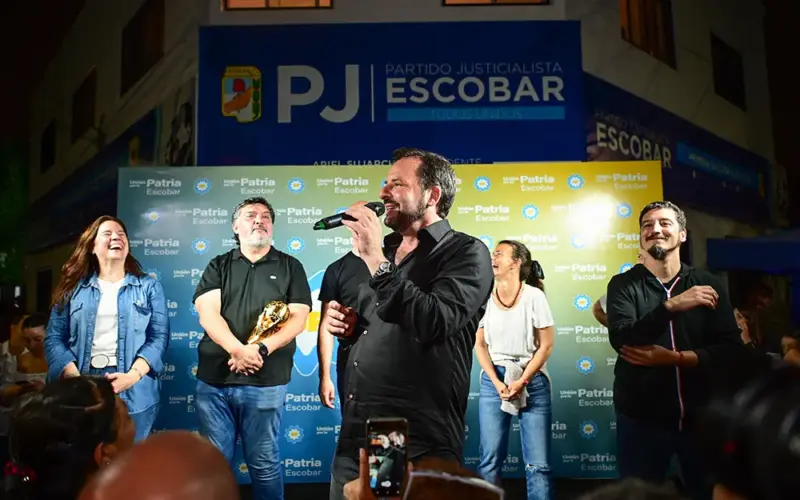 Sujarchuk habla ante la militancia en la noche del 22 de octubre