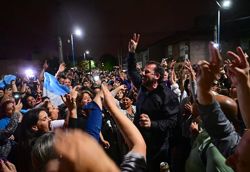 Sujarchuk festeja con la militancia