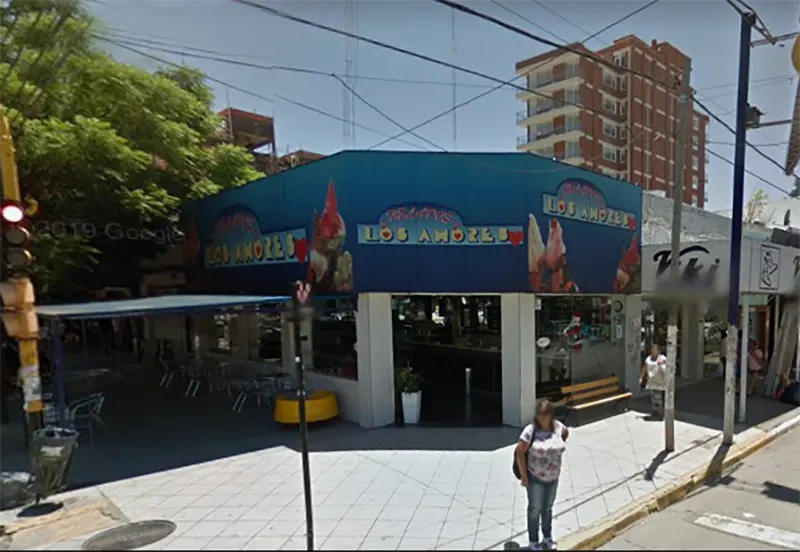 frente de la heladería Los Amores que funcionó años atrás en la misma esquina