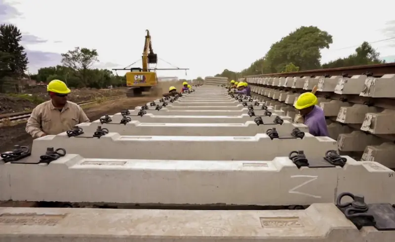 personal renovando los durmientes de la línea Mitre