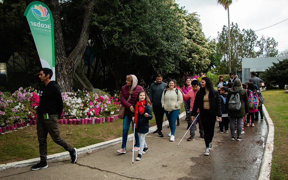 Una experiencia única: un grupo de ciegos visitó la Fiesta Nacional de la Flor