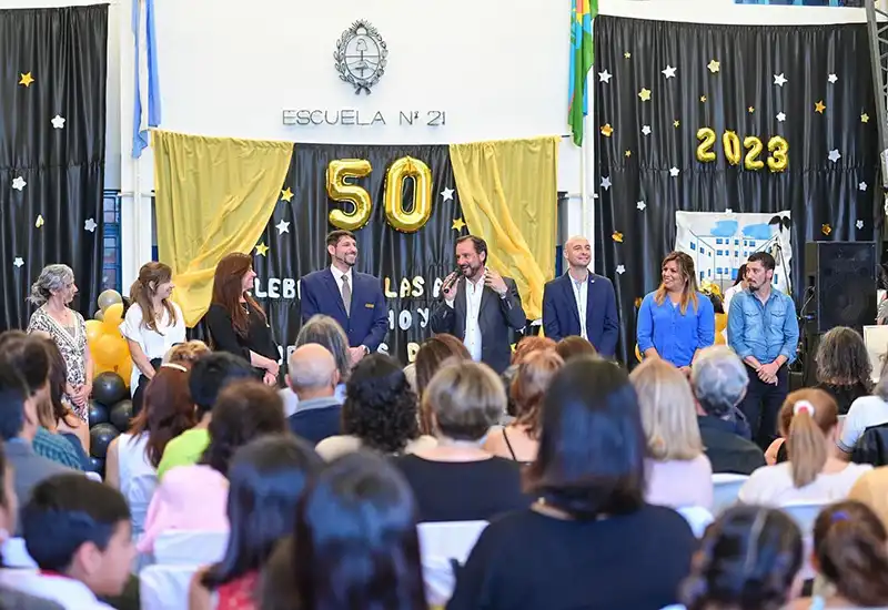 discurso del intendente junto a autoridades y el director de la escuela