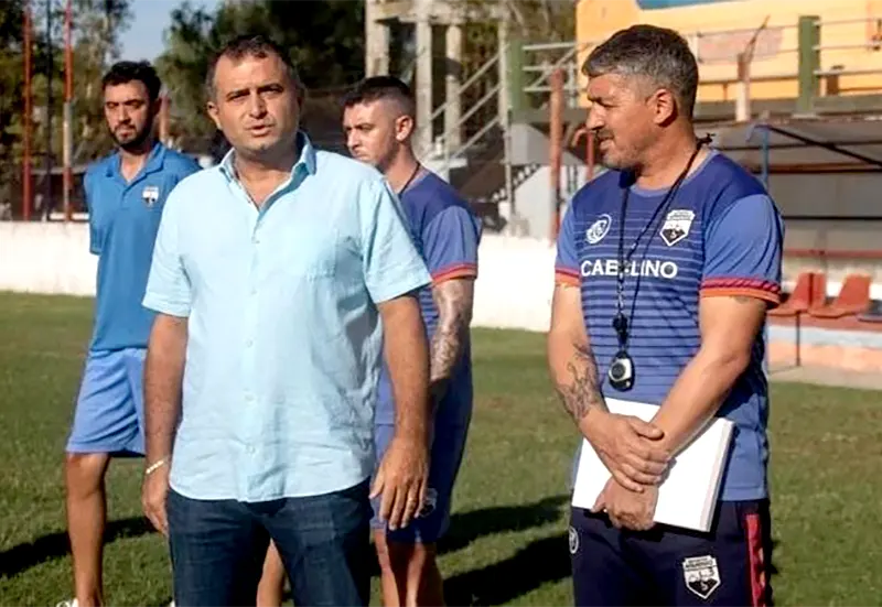 Luciano Nakis, presidente de Armenio, y Cristian Grabinski, el día de su llegada al club
