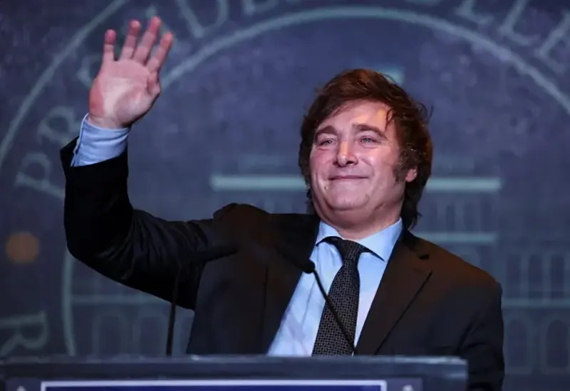 Javier Milei saluda a sus seguidores al iniciar su discurso como presidente electo