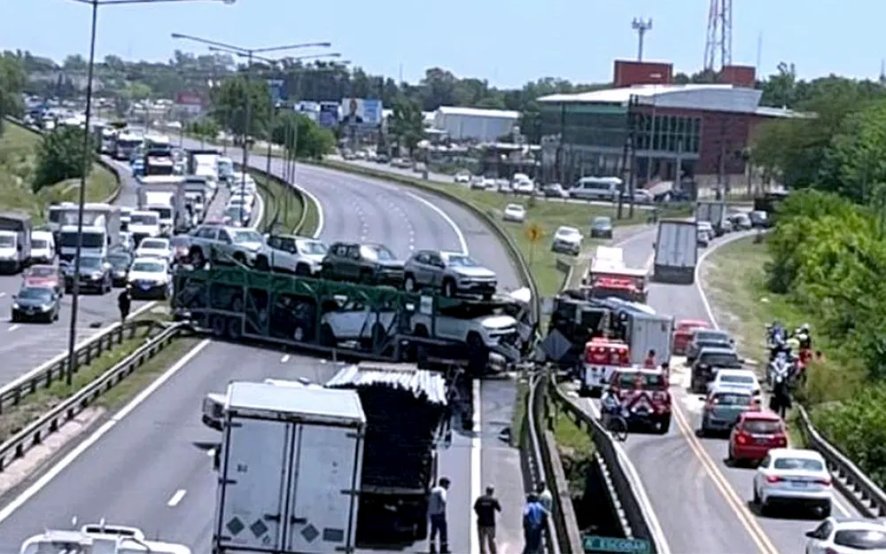 Murió el camionero que se cruzó de carril y chocó a otro en la Panamericana