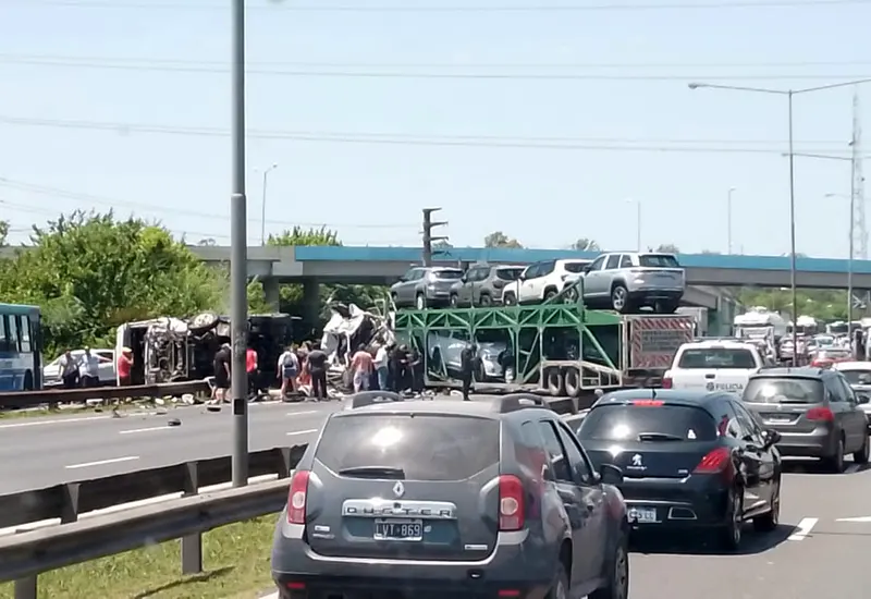 fila de autos sobre la Panamericana a la altura del accidente