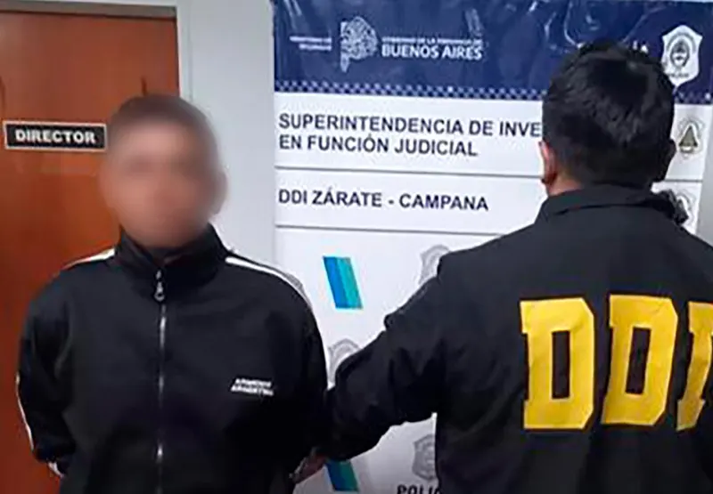 el presunto violador en la sede policial