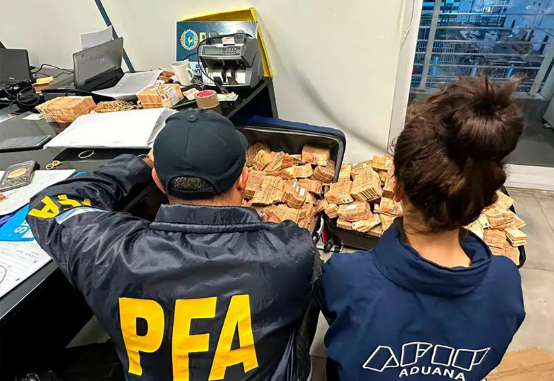 personal de Policía Federal y Aduana decomisan cajas de dinero en la oficina donde estaba Fariña