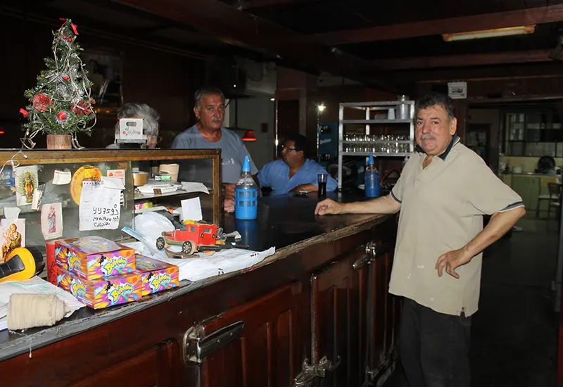 "Chiflo" Díaz detrás del mostrador