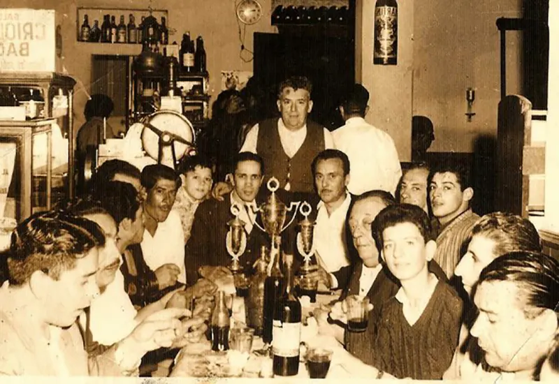 Valerio “Chiflo” Díaz y clientes del bar, en los años 70