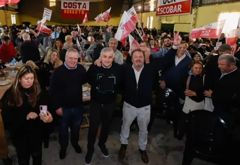 Gerardo Morales y Roberto Costa durante un acto de la UCR en Garín