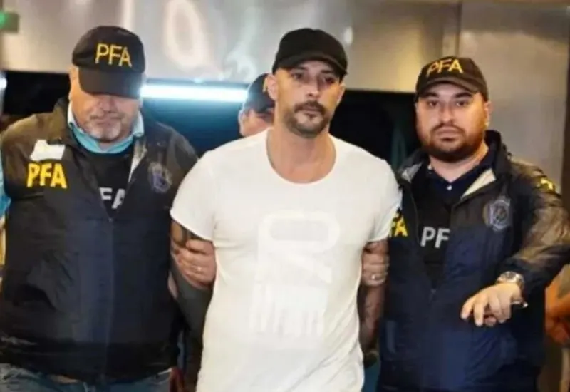 Leonardo Fariña detenido, rodeado de policías